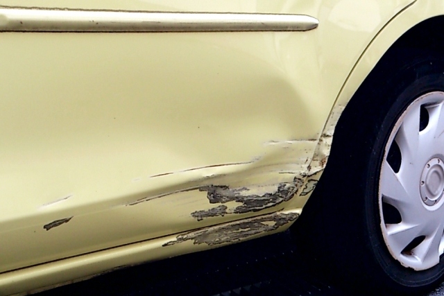 車のこすり傷 修理の料金はいくらかかるの ドライブリペア 車の修理専門サイト
